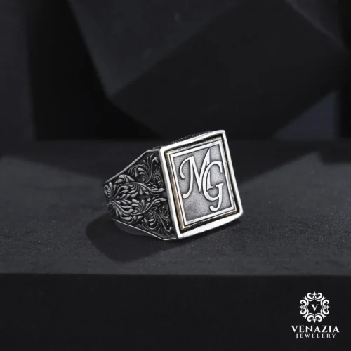 VeNAZIA 30-10-20232700 copy Kare Harfli Gümüş Erkek Yüzük Modeli